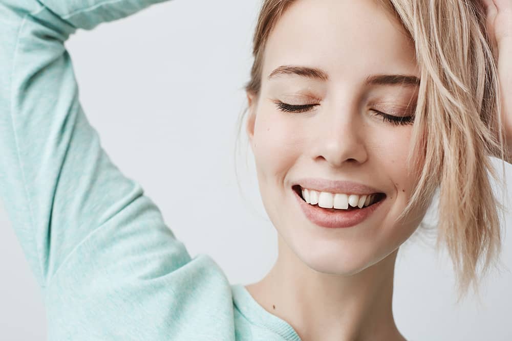 Chica sonriendo - Servicio blanqueamiento dental