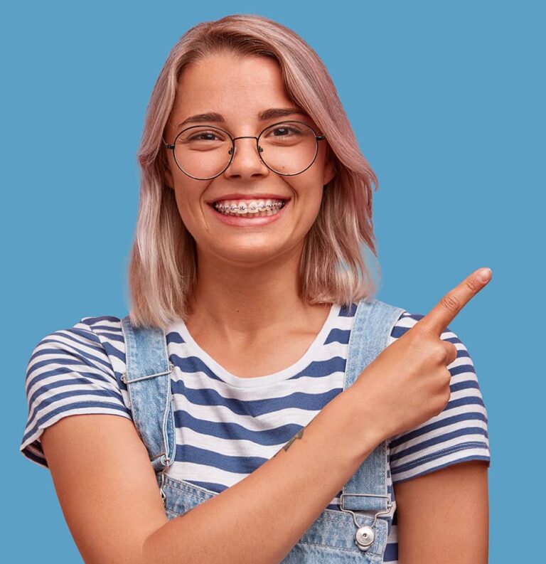 Chica sonriendo - Servicio ortodoncia