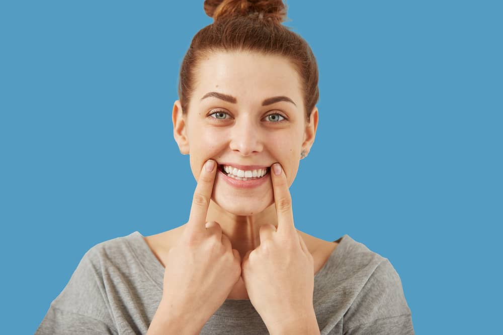 Chica sonriendo - Servicio sonrisa gingival