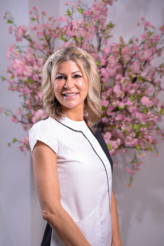 Doctora Aída con fondo de árbol