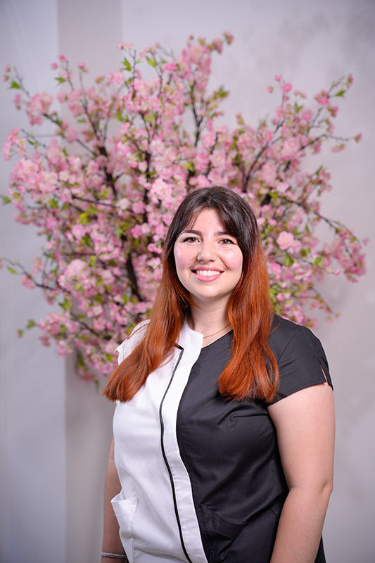 Elena con fondo de árbol