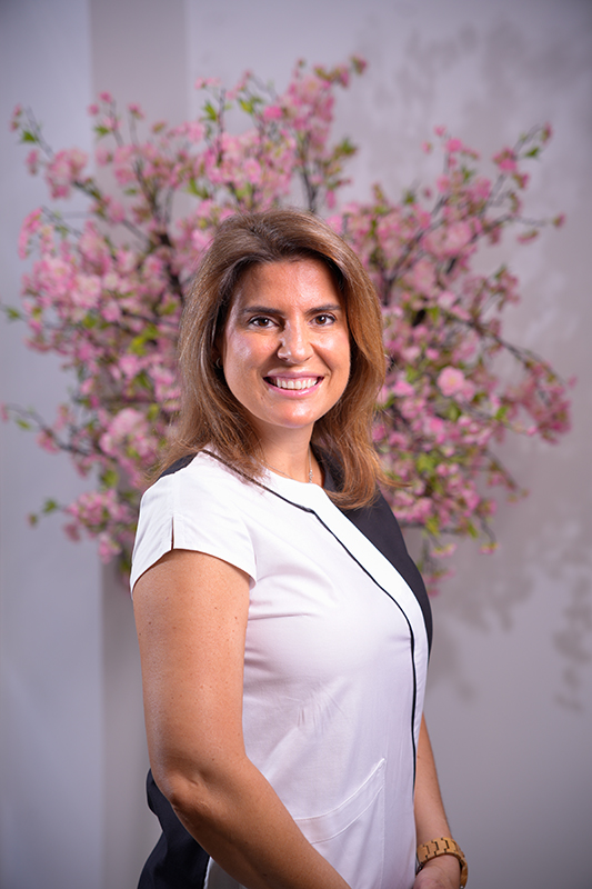 Doctora Marta con fondo de árbol