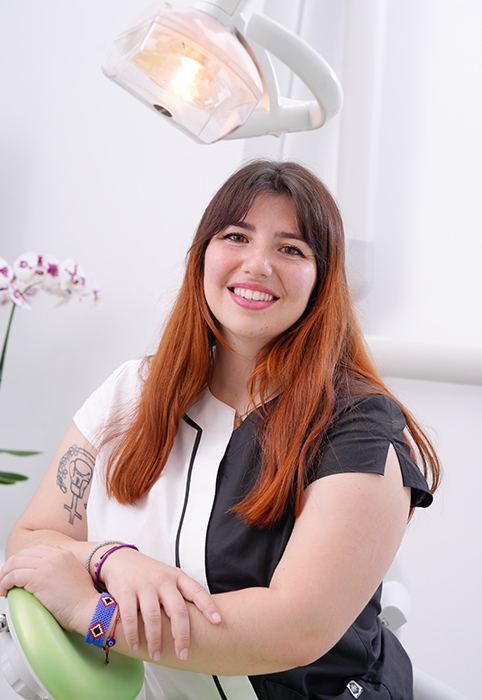 Elena apoyada en sillón