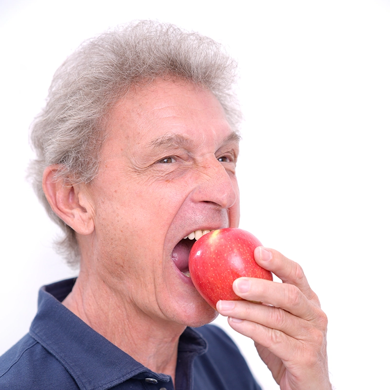 Paciente mordiendo una manzana 2