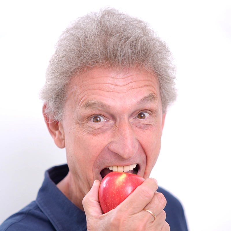 Paciente mordiendo una manzana